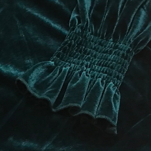 Green velvet long sleeved top embellished with ruffles at wrists & collar (L) - Picture 8 of 16
